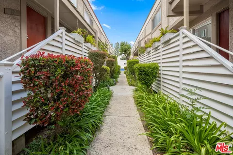 18333 Hatteras St #20, Tarzana, CA 91356