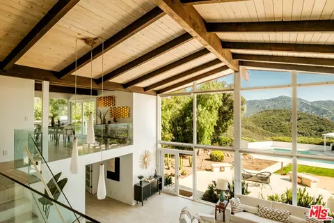 26094 Mulholland Hwy, Calabasas, CA 91302