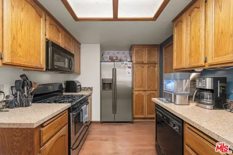Kitchen - 1044 G Ln, Big Bear City, CA 92314 photo 4 of 4