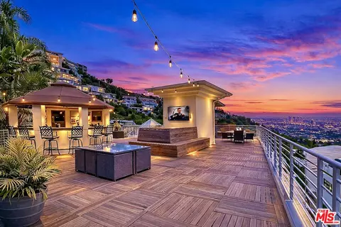 8835 Evanview Dr, Los Angeles, CA 90069