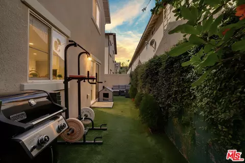 22755 Walnut Park Ln, Newhall, CA 91321