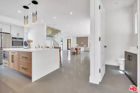 Entry Way - 337 6th Ave, Venice, CA 90291 photo 1 of 4