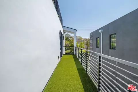 Entry Way - 337 6th Ave, Venice, CA 90291 photo 3 of 4