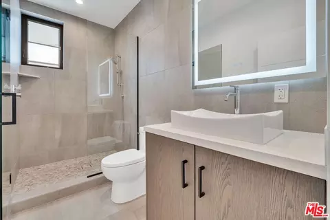 Bath - 337 6th Ave, Venice, CA 90291 photo 3 of 3