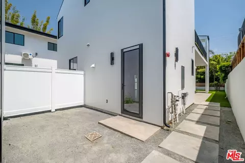 Exterior - 337 6th Ave, Venice, CA 90291 photo 6 of 8
