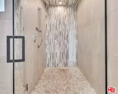 Bath - 337 6th Ave, Venice, CA 90291 photo 2 of 3