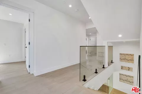 Entry Way - 337 6th Ave, Venice, CA 90291 photo 2 of 4