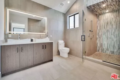 Bath - 337 6th Ave, Venice, CA 90291 photo 1 of 3