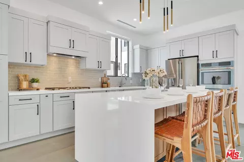 Kitchen - 337 6th Ave, Venice, CA 90291 photo 2 of 2