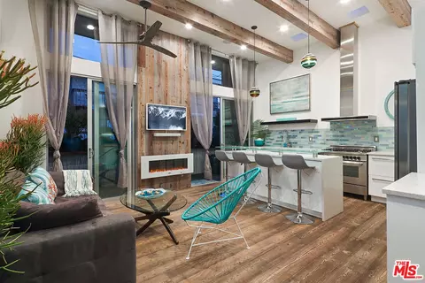 472 Rosecrans Ave, Manhattan Beach, CA 90266