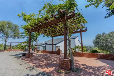 Exterior - 335 Morro Hills Rd, Fallbrook, CA 92028 photo 4 of 10