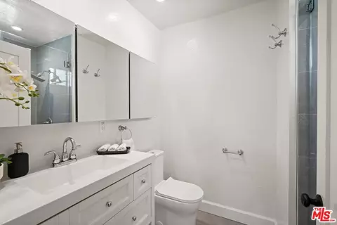 Bath - 411 E Randolph St, Glendale, CA 91207 photo 2 of 6