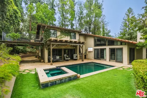 17431 Sumiya Dr, Encino, CA 91316