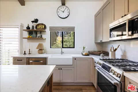 Kitchen - 27721 Peninsula Dr #228, Lake Arrowhead, CA 92352 photo 5 of 7