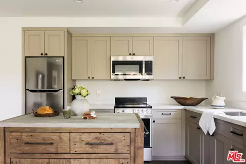 Kitchen - 27721 Peninsula Dr #228, Lake Arrowhead, CA 92352 photo 7 of 7