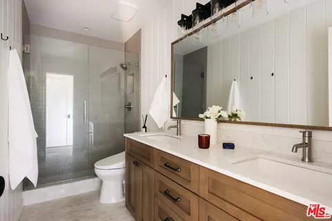 Bath - 27721 Peninsula Dr #228, Lake Arrowhead, CA 92352 photo 1 of 4