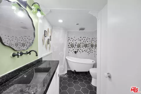 Bath - 9066 Candlestick Ln #5, Cypress, CA 90630 photo 2 of 3