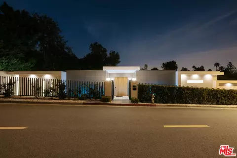 1124 Summit Dr, Beverly Hills, CA 90210
