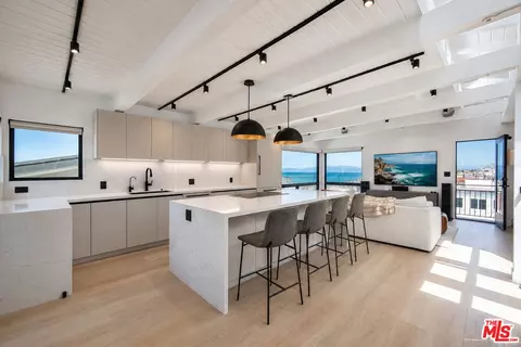 221 36th St, Manhattan Beach, CA 90266