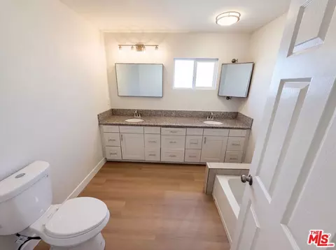 Bath - 818 W 130th St, Compton, CA 90222 photo 1 of 5