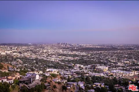 8300 Grand View Dr, Los Angeles, CA 90046