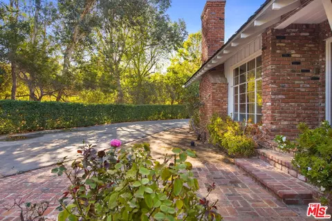 19471 Rosita St, Tarzana, CA 91356