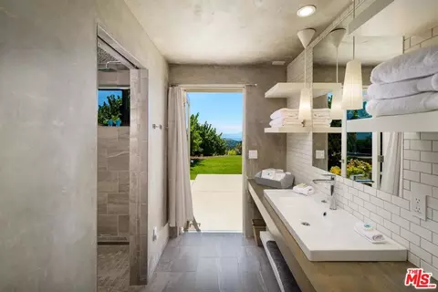 Bath - 7401 Shepard Mesa Rd, Carpinteria, CA 93013 photo 3 of 3