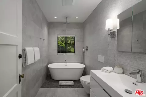 Bath - 7401 Shepard Mesa Rd, Carpinteria, CA 93013 photo 2 of 3