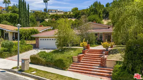 18000 Medley Dr, Encino, CA 91316