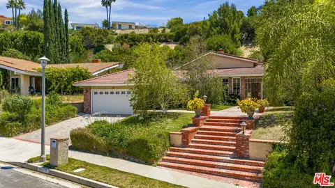18000 Medley Dr, Encino, CA 91316