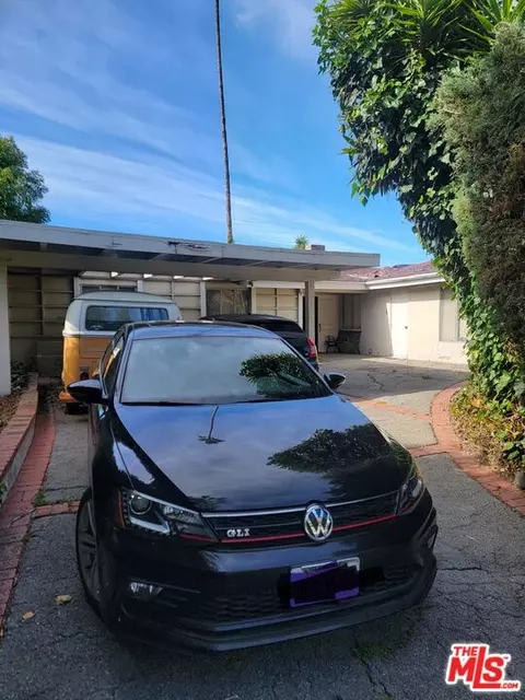 20720 Collins St, Woodland Hills, CA 91367