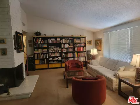 20720 Collins St, Woodland Hills, CA 91367