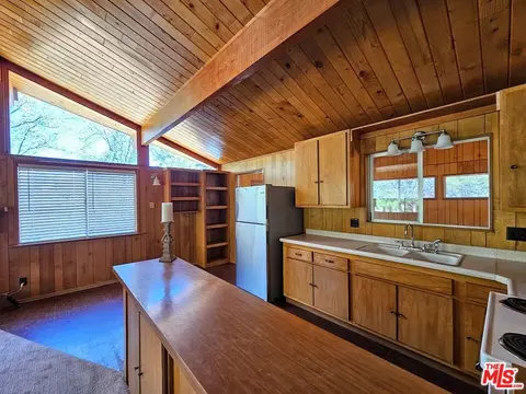 Kitchen - 845 Moreno Ln, Sugarloaf, CA 92386 photo 1 of 5