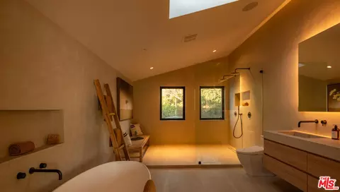 Bath - 31376 Broad Beach Rd, Malibu, CA 90265 photo 3 of 5