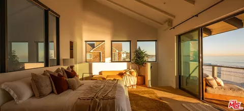 Bedroom - 31376 Broad Beach Rd, Malibu, CA 90265 photo 4 of 4