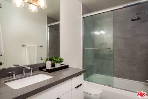 Bath - 9761 Via Pavia, Burbank, CA 91504 photo 4 of 4