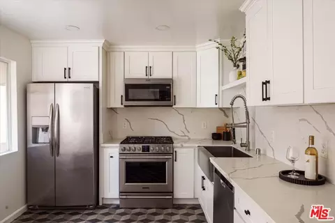 Kitchen - 9761 Via Pavia, Burbank, CA 91504 photo 1 of 2