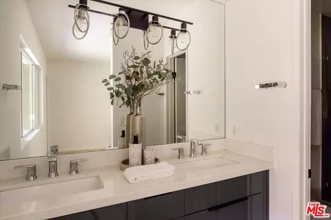 Bath - 9761 Via Pavia, Burbank, CA 91504 photo 2 of 4