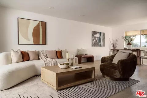 Living - 9761 Via Pavia, Burbank, CA 91504 photo 2 of 5