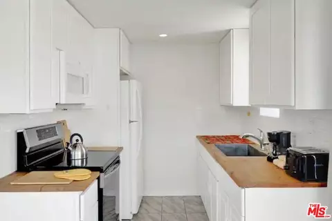 Kitchen - 615 E Broadway #304, Long Beach, CA 90802 photo 2 of 2