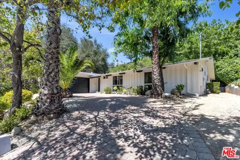 3500 Woodcliff Rd, Sherman Oaks, CA 91403