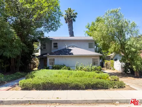 5207 Don Pio Dr, Woodland Hills, CA 91364