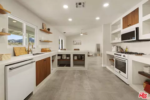 Kitchen - 7845 Elwood St, Joshua Tree, CA 92252 photo 6 of 9