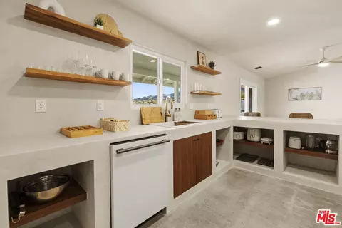 Kitchen - 7845 Elwood St, Joshua Tree, CA 92252 photo 5 of 9