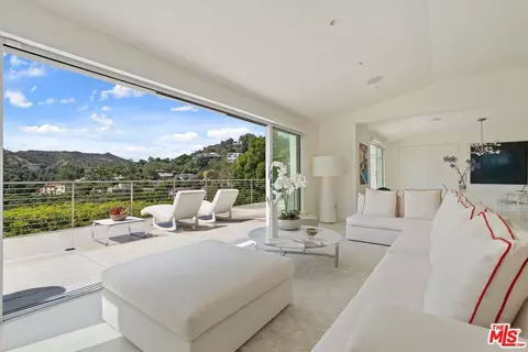 9422 Readcrest Dr, Beverly Hills, CA 90210