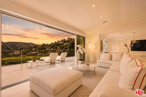 9422 Readcrest Dr, Beverly Hills, CA 90210