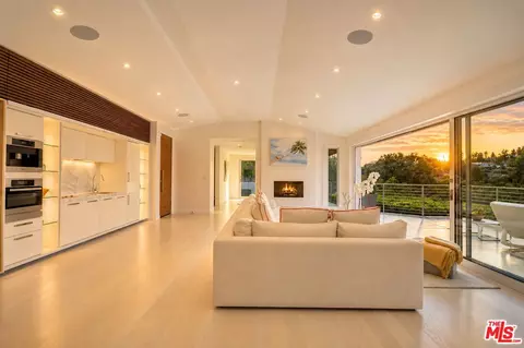 9422 Readcrest Dr, Beverly Hills, CA 90210