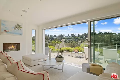 9422 Readcrest Dr, Beverly Hills, CA 90210