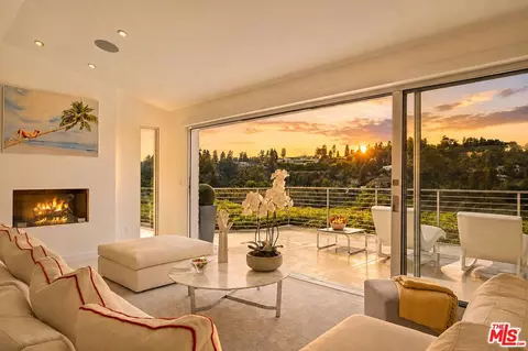 9422 Readcrest Dr, Beverly Hills, CA 90210