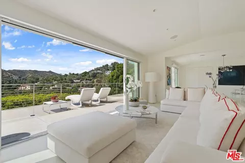 9422 Readcrest Dr, Beverly Hills, CA 90210
